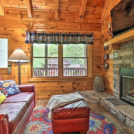 Romantic Gatlinburg Cabin With Hot Tub And Pool Accessアパートメント エクステリア 写真
