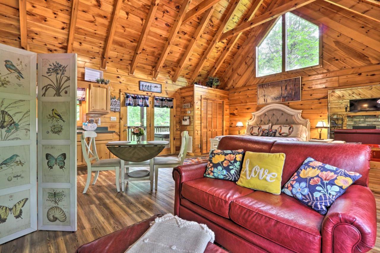 Romantic Gatlinburg Cabin With Hot Tub And Pool Accessアパートメント エクステリア 写真
