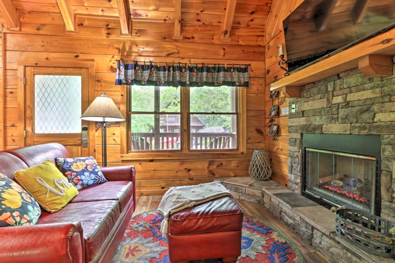 Romantic Gatlinburg Cabin With Hot Tub And Pool Accessアパートメント エクステリア 写真