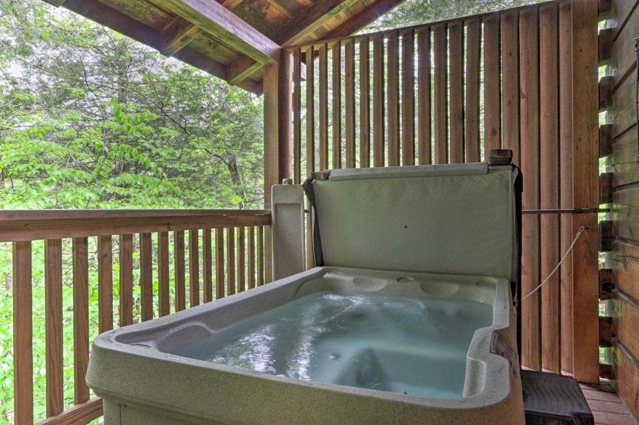 Romantic Gatlinburg Cabin With Hot Tub And Pool Accessアパートメント エクステリア 写真