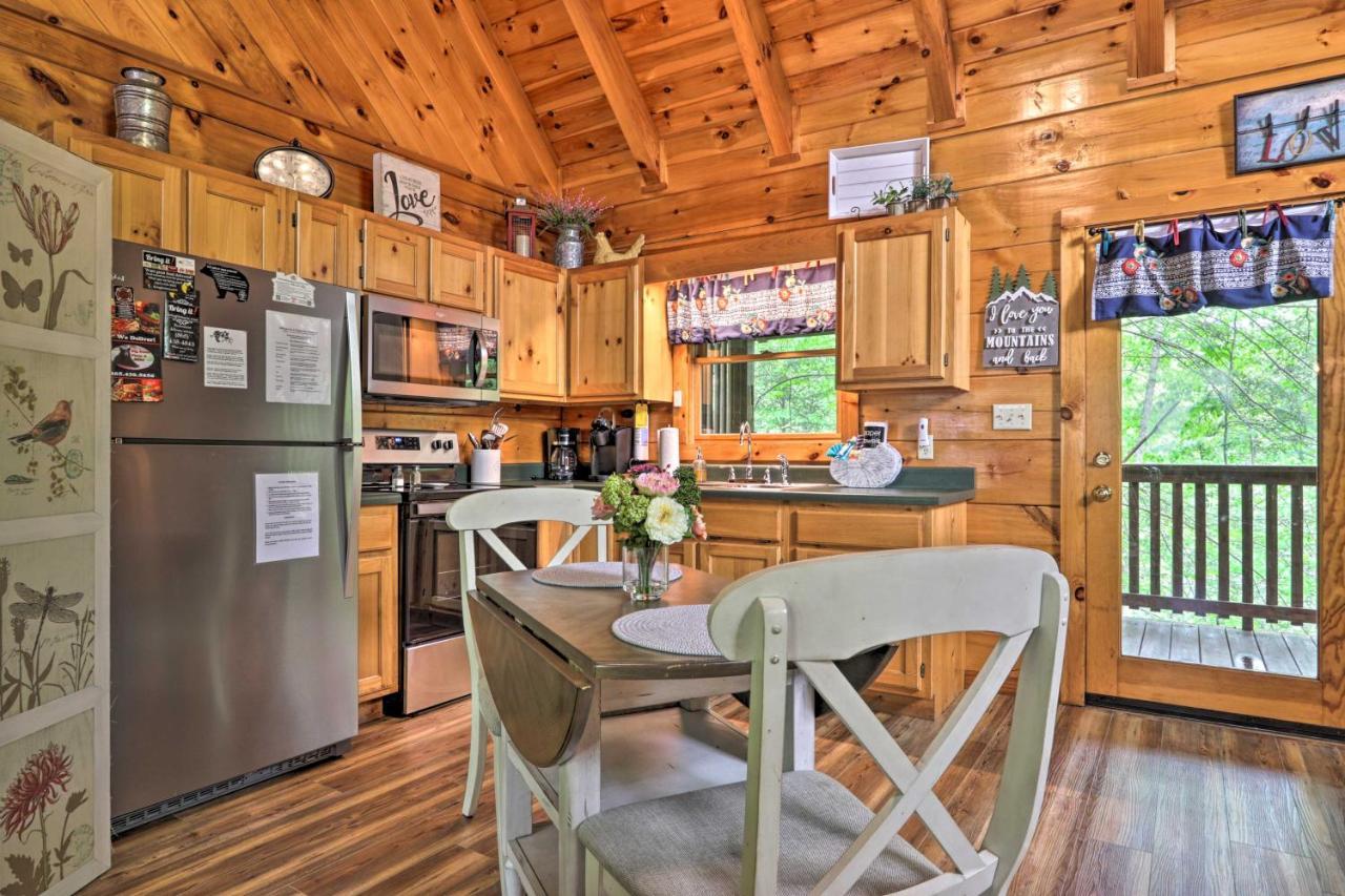 Romantic Gatlinburg Cabin With Hot Tub And Pool Accessアパートメント エクステリア 写真