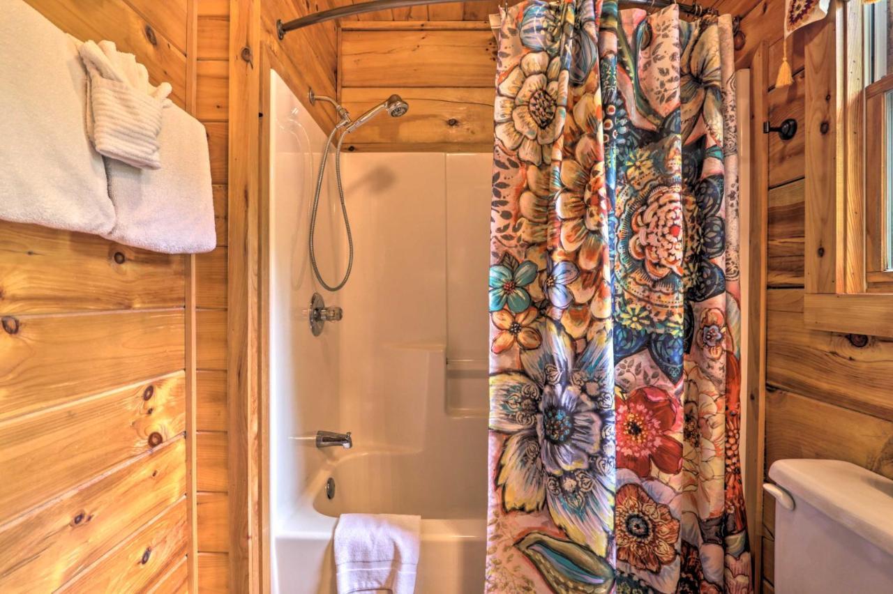 Romantic Gatlinburg Cabin With Hot Tub And Pool Accessアパートメント エクステリア 写真