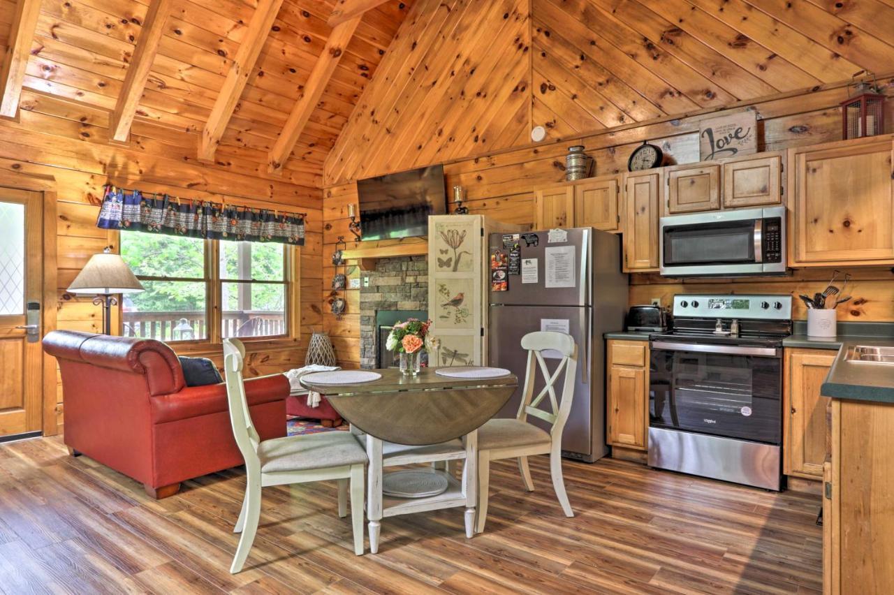 Romantic Gatlinburg Cabin With Hot Tub And Pool Accessアパートメント エクステリア 写真