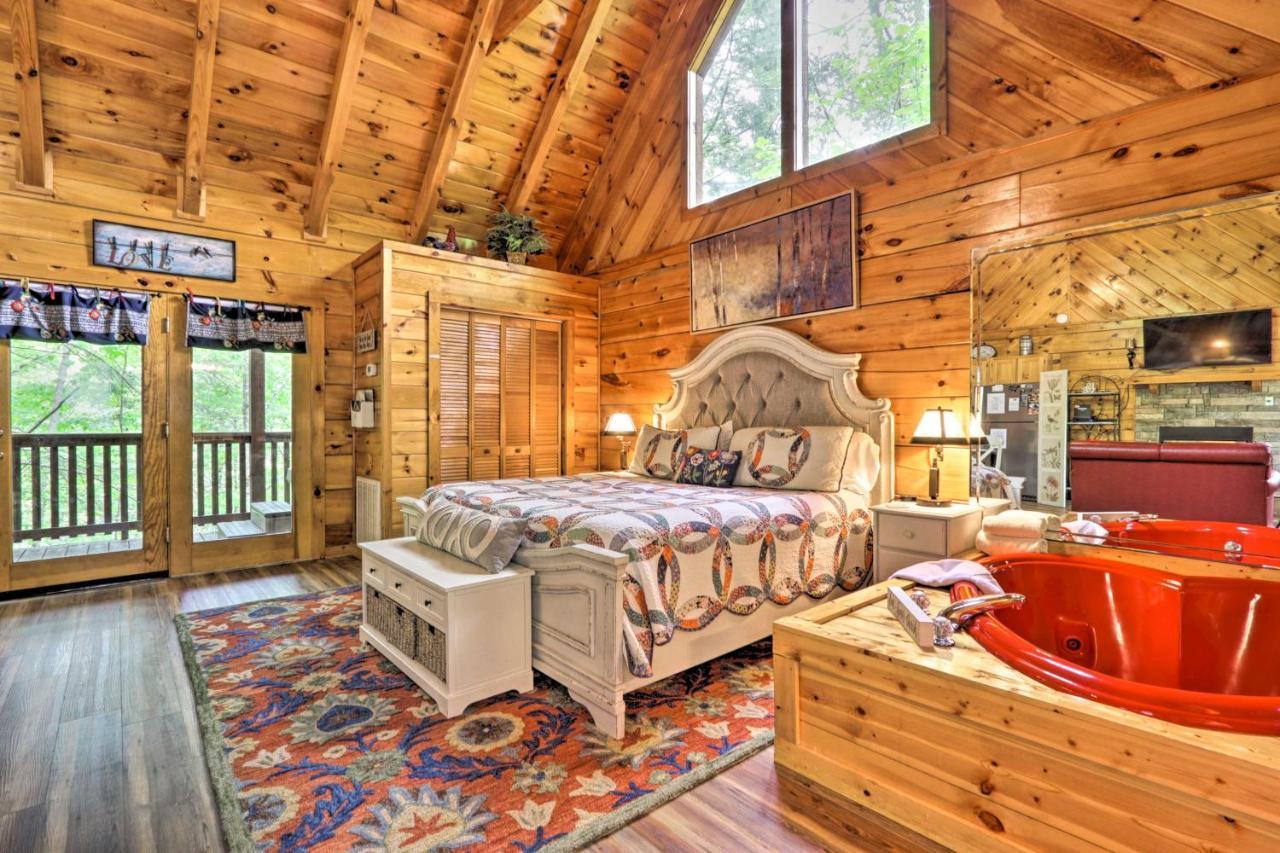 Romantic Gatlinburg Cabin With Hot Tub And Pool Accessアパートメント エクステリア 写真