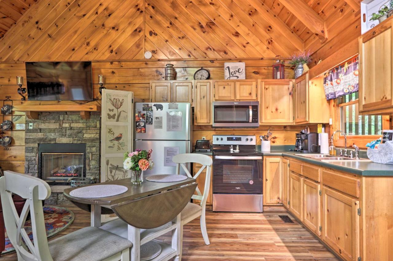 Romantic Gatlinburg Cabin With Hot Tub And Pool Accessアパートメント エクステリア 写真