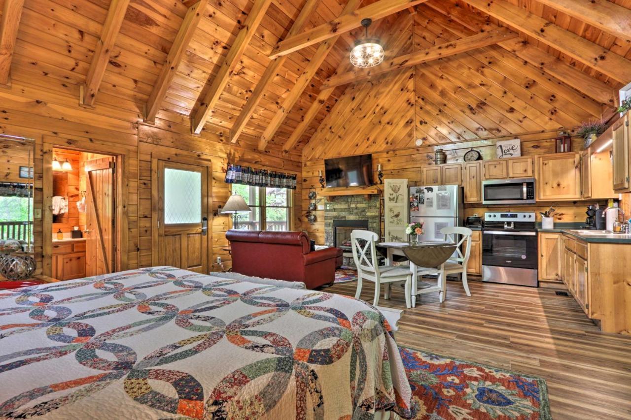 Romantic Gatlinburg Cabin With Hot Tub And Pool Accessアパートメント エクステリア 写真