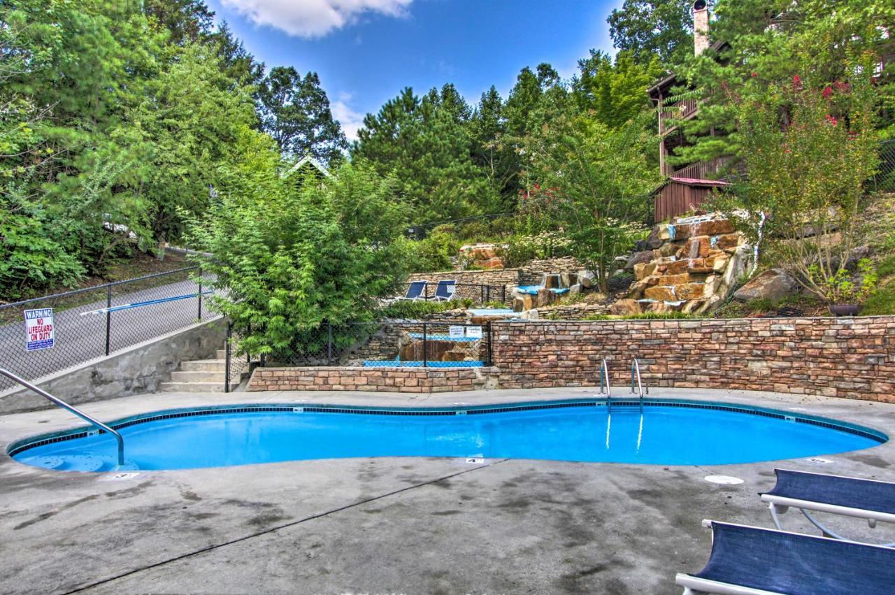 Romantic Gatlinburg Cabin With Hot Tub And Pool Accessアパートメント エクステリア 写真