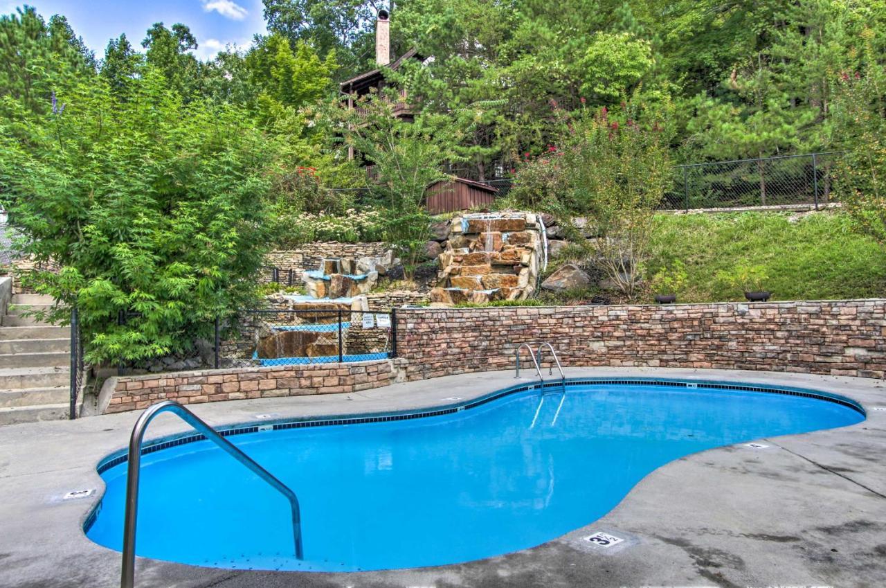 Romantic Gatlinburg Cabin With Hot Tub And Pool Accessアパートメント エクステリア 写真